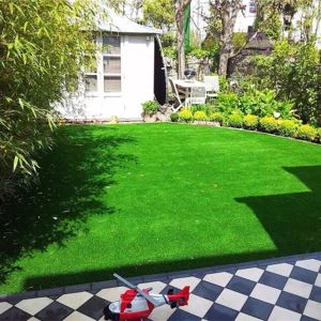 Räätälöity 30mm pehmeä vihreä synteettinen ruoho keinotekoinen turf rulla telakan koristeluun