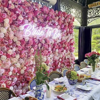 Värikäs keinotekoinen simuloitu kukkaseinä